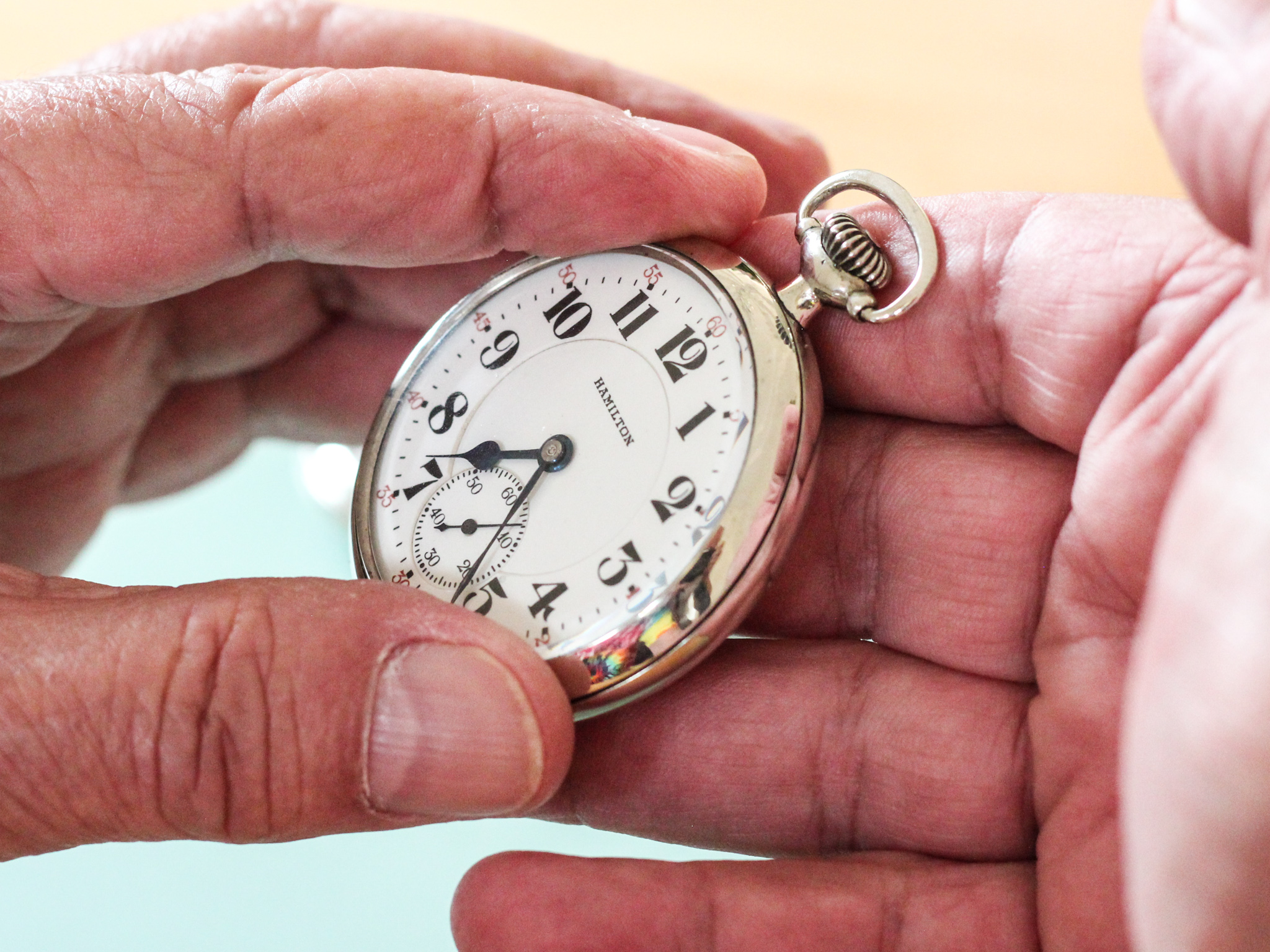 Removing a screw-down bezel