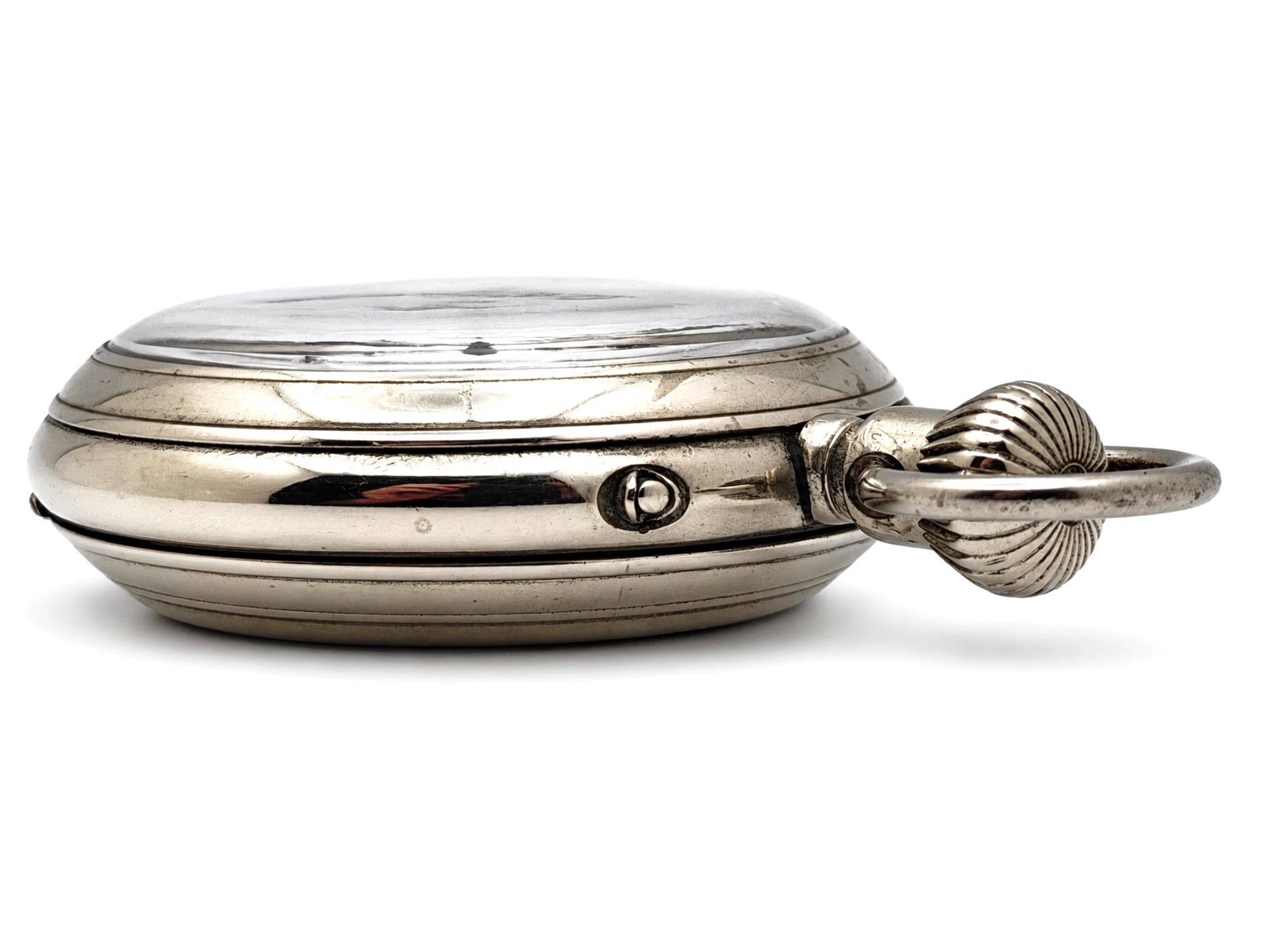 Swiss Cross Beguelin Inner Display Back (1890) — polished case with decorative shell-shaped bow and closed crystal, viewed from the side